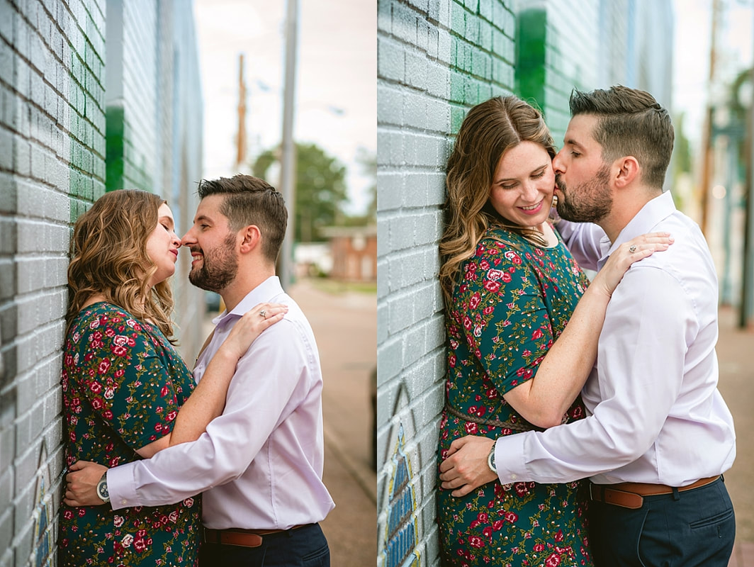 couple kissing next to the mural at collierville town square