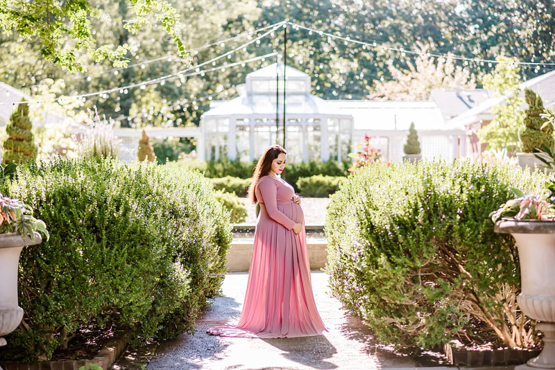 maternity photos at the Dixon Gallery & Gardens in Memphis, TN