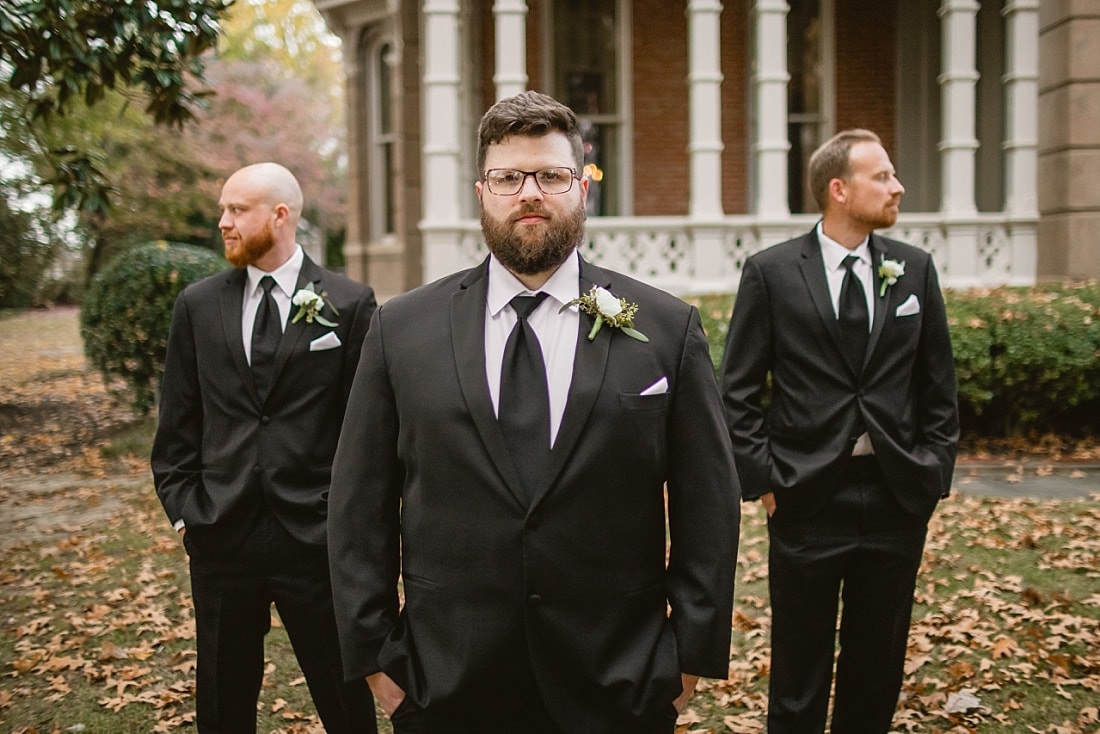 wedding party on the front lawn at Woodruff-Fontaine in Memphis, TN