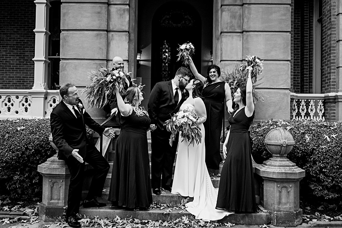 wedding party on the front lawn at Woodruff-Fontaine in Memphis, TN