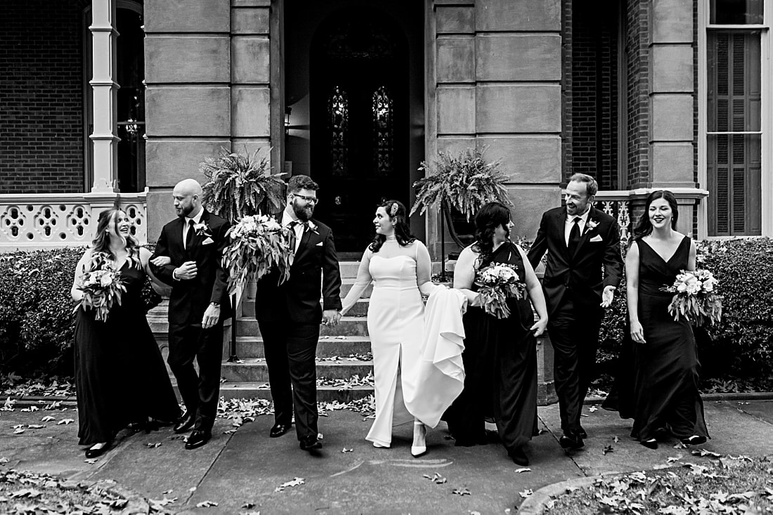 wedding party on the front lawn at Woodruff-Fontaine in Memphis, TN