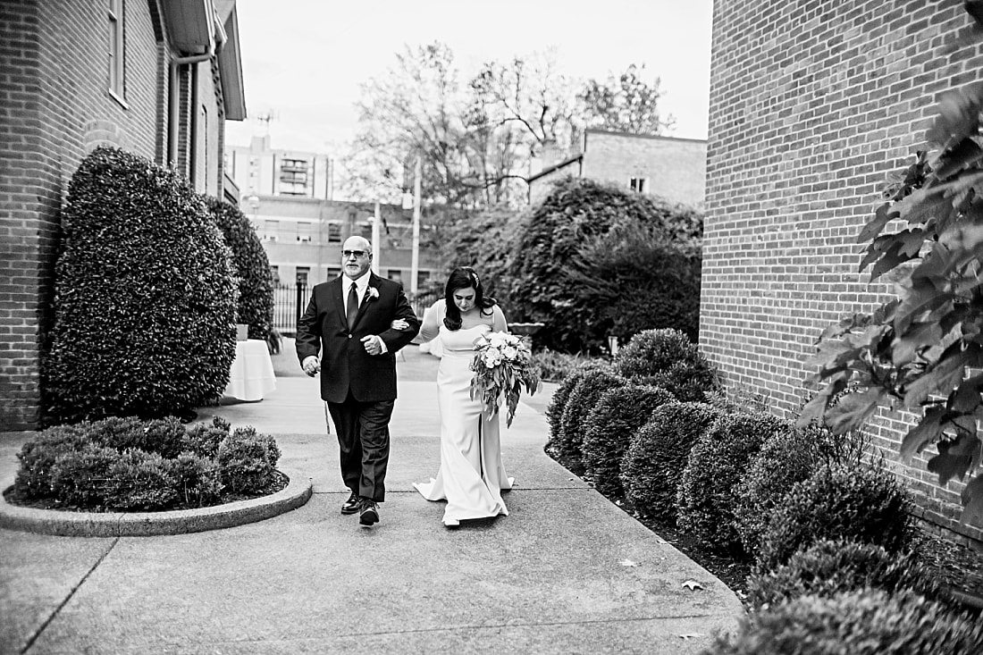 wedding ceremony in the North Garden at Woodruff-Fontaine in Memphis, TN