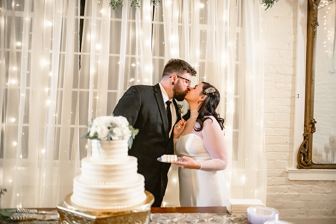 wedding reception in the Carriage House at Woodruff-Fontaine in Memphis, TN